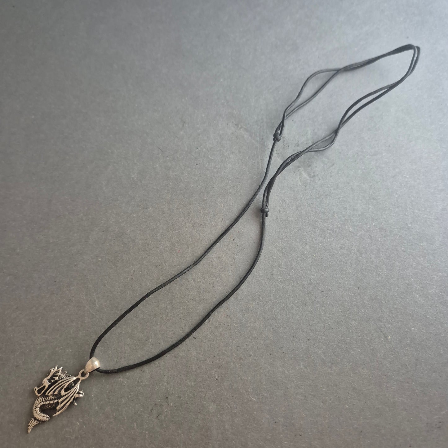 Halskette mit Drachenanhänger – Mystischer Stil auf schwarzem Band