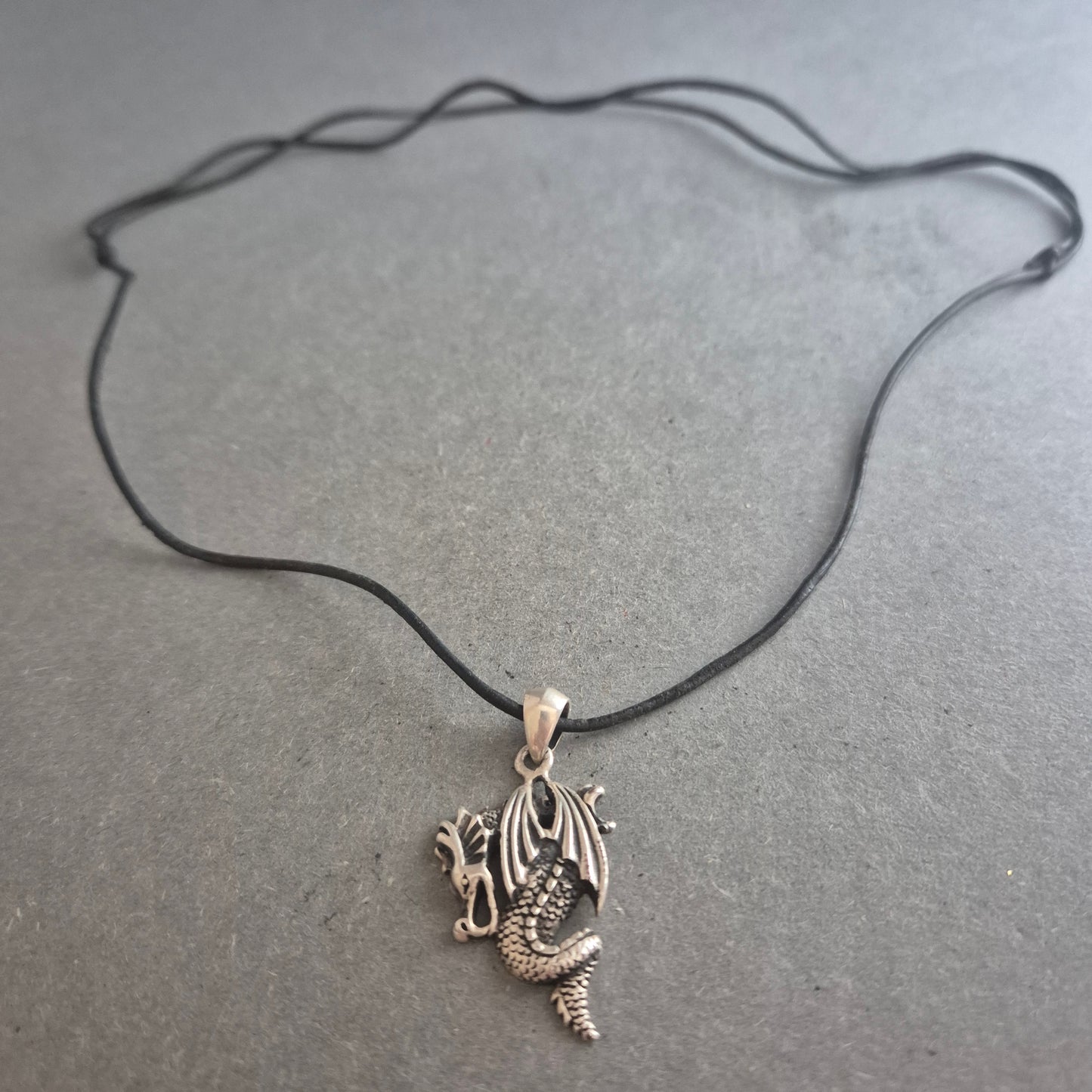 Halskette mit Drachenanhänger – Mystischer Stil auf schwarzem Band