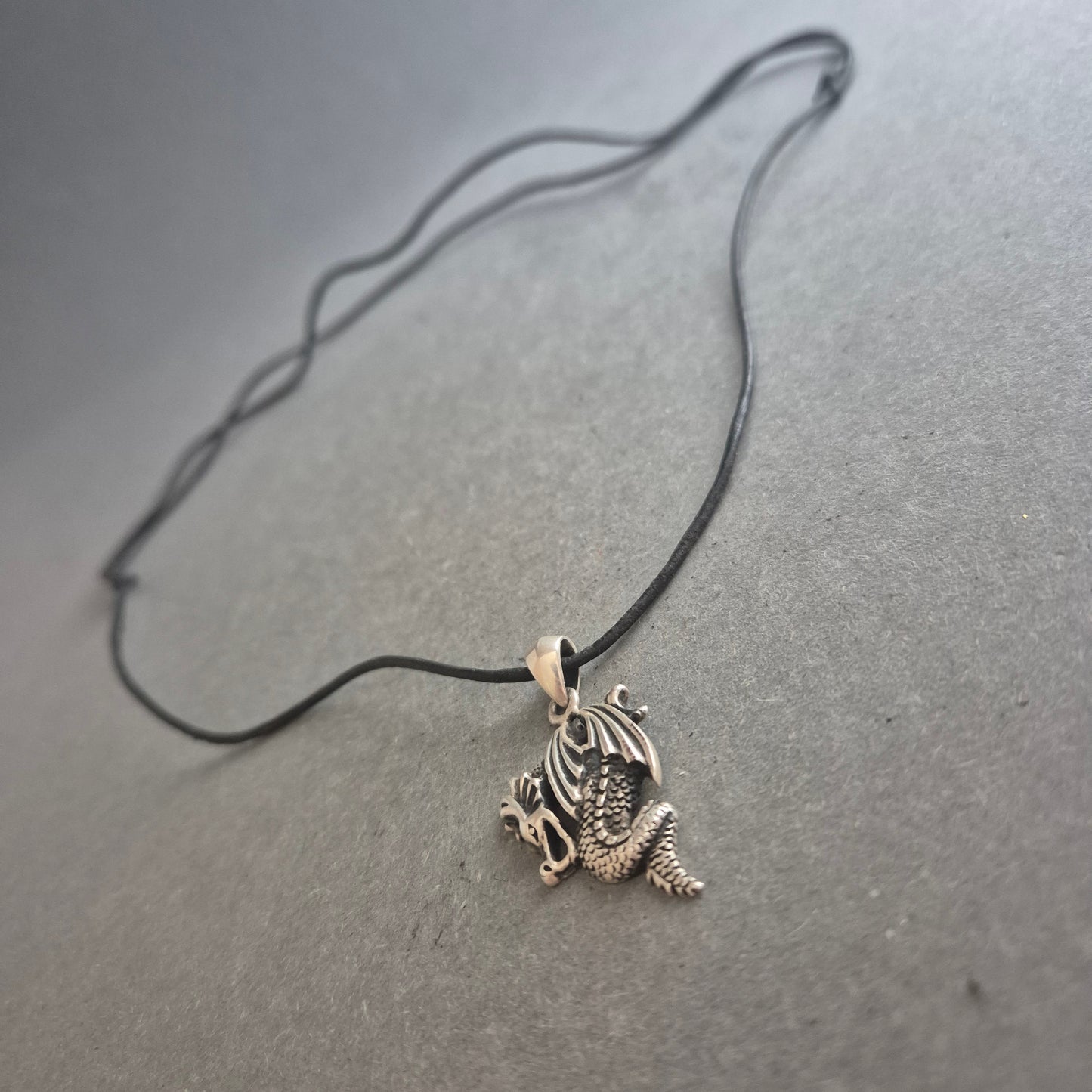 Halskette mit Drachenanhänger – Mystischer Stil auf schwarzem Band