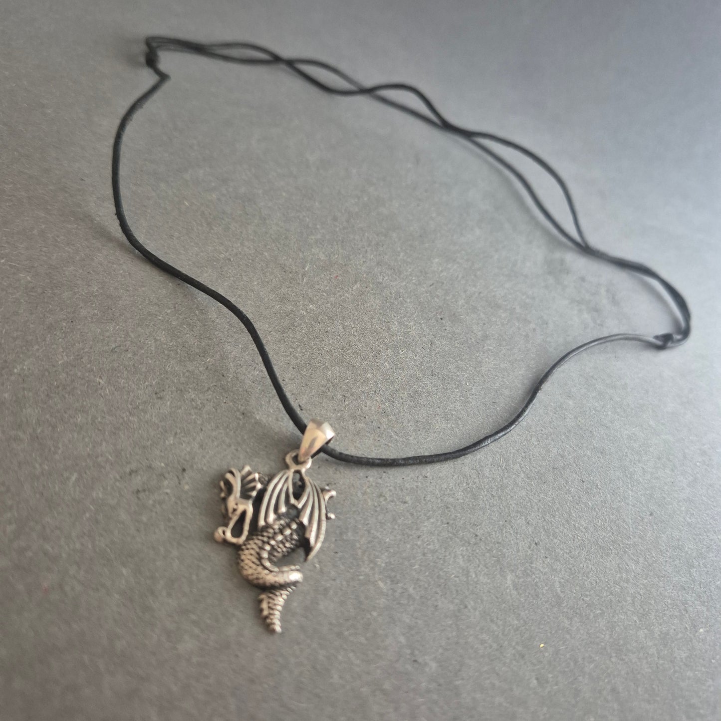 Halskette mit Drachenanhänger – Mystischer Stil auf schwarzem Band