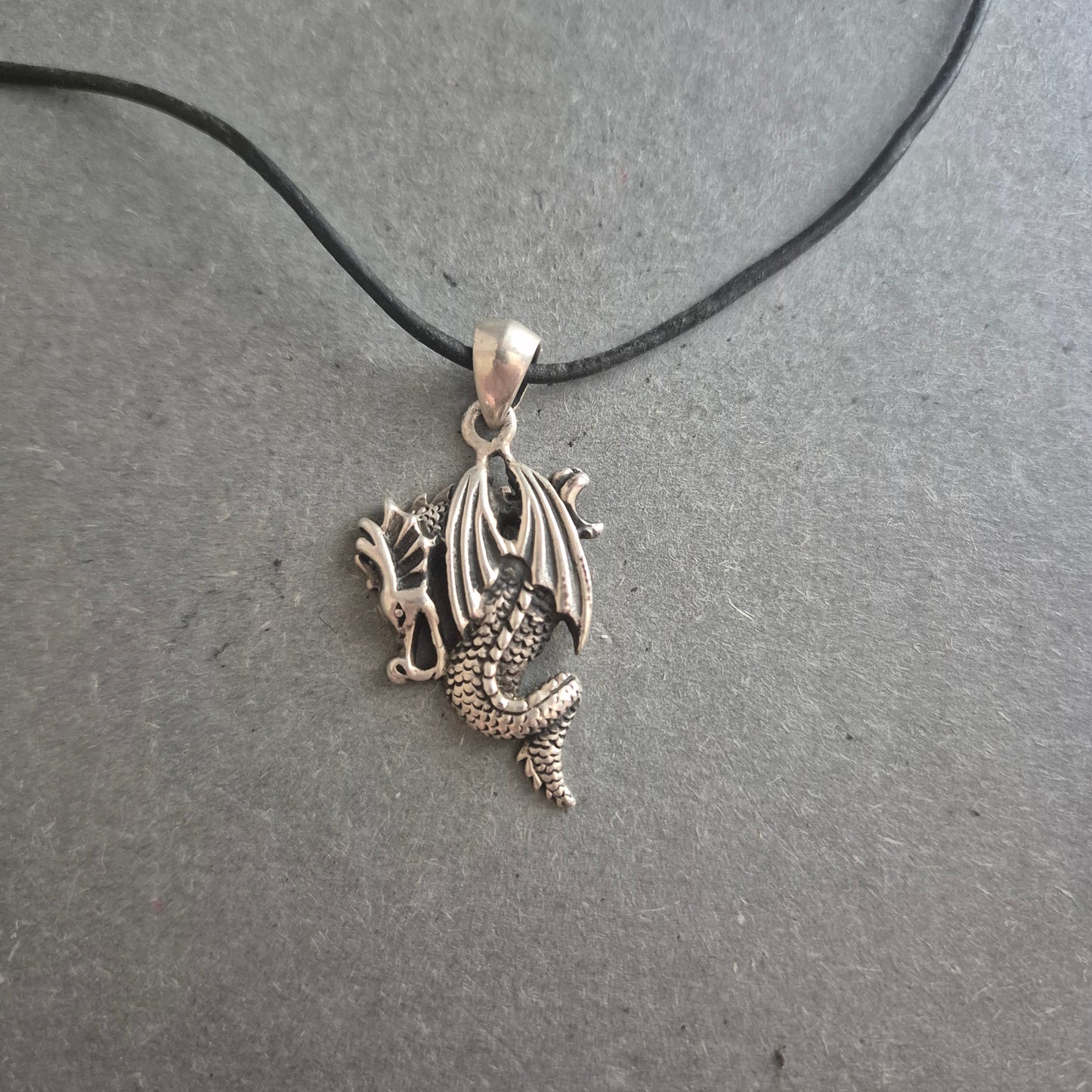 Halskette mit Drachenanhänger – Mystischer Stil auf schwarzem Band