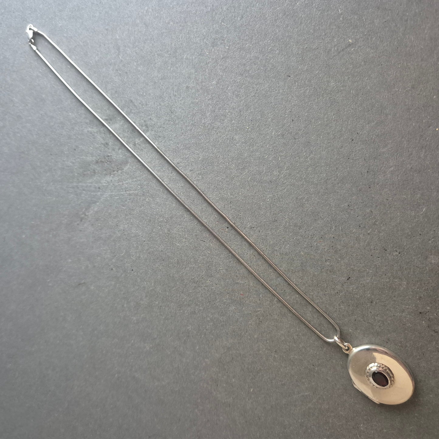 Eleganter Vintage-Anhänger mit Kette aus 925er Silber & rotem Stein