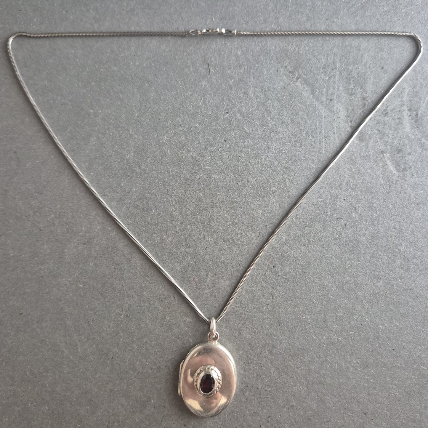 Eleganter Vintage-Anhänger mit Kette aus 925er Silber & rotem Stein