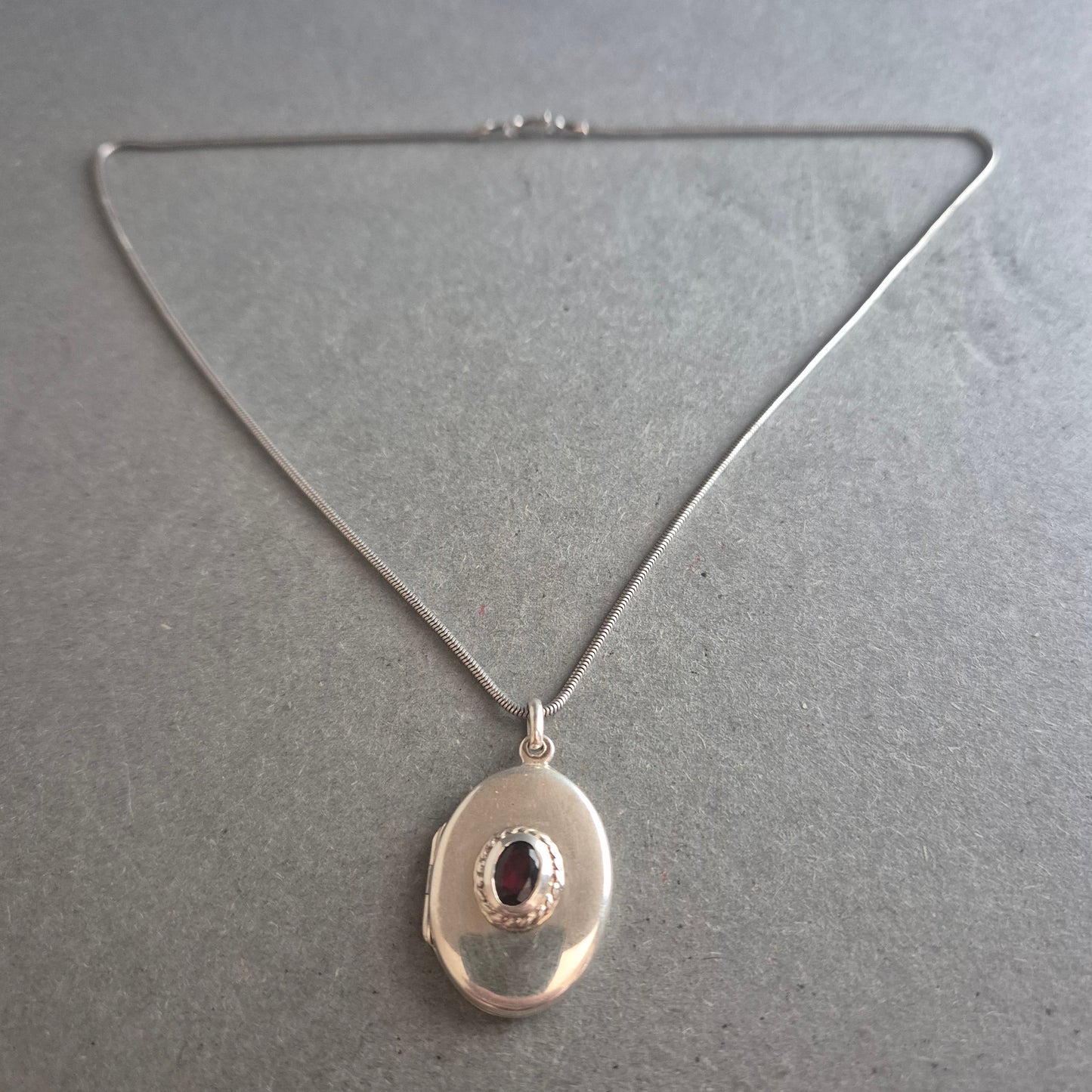 Eleganter Vintage-Anhänger mit Kette aus 925er Silber & rotem Stein