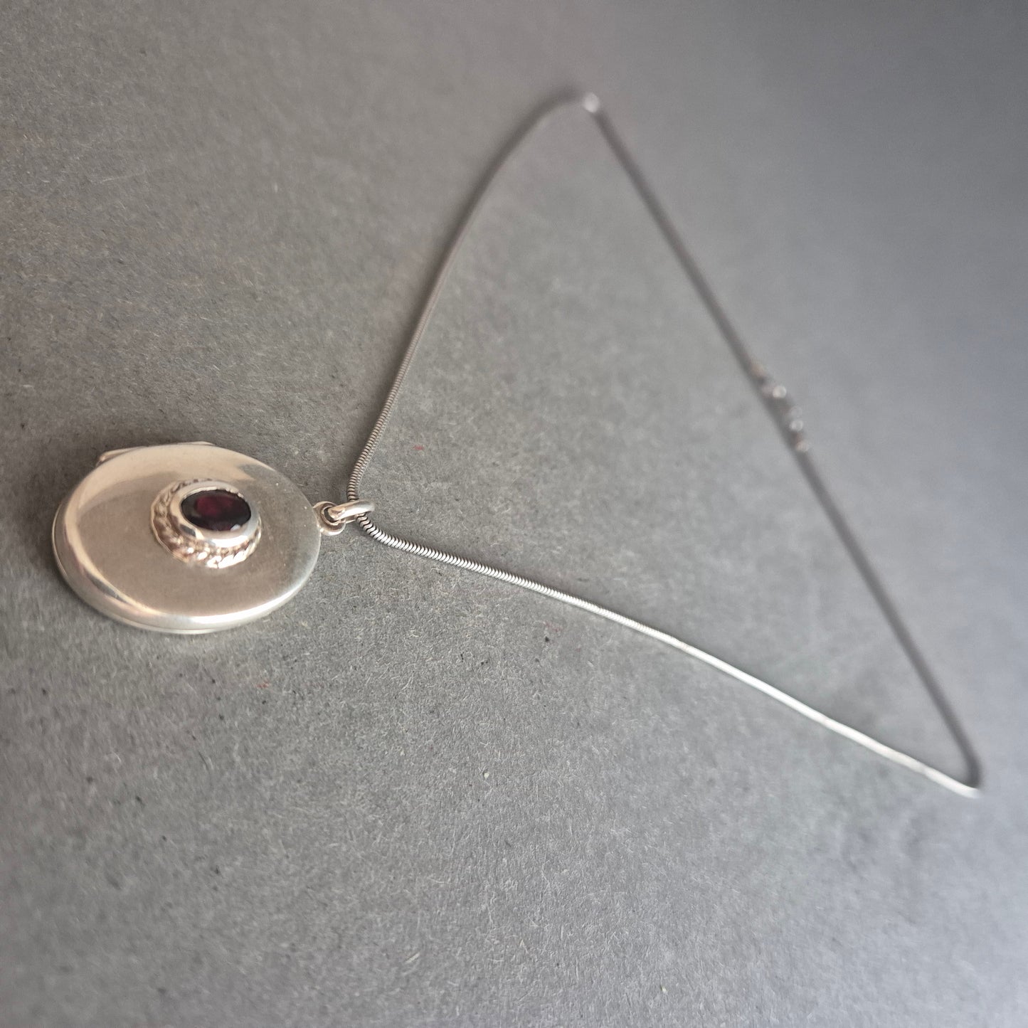 Eleganter Vintage-Anhänger mit Kette aus 925er Silber & rotem Stein