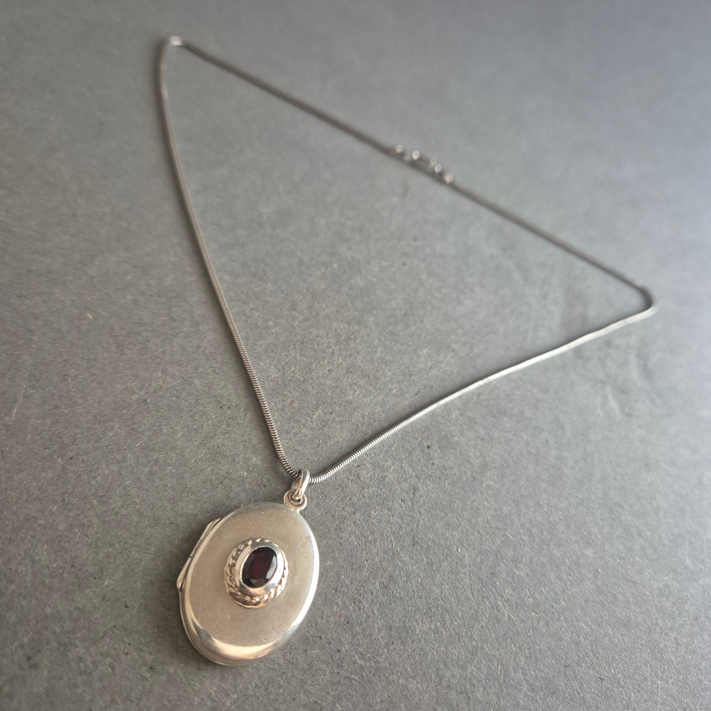 Eleganter Vintage-Anhänger mit Kette aus 925er Silber & rotem Stein