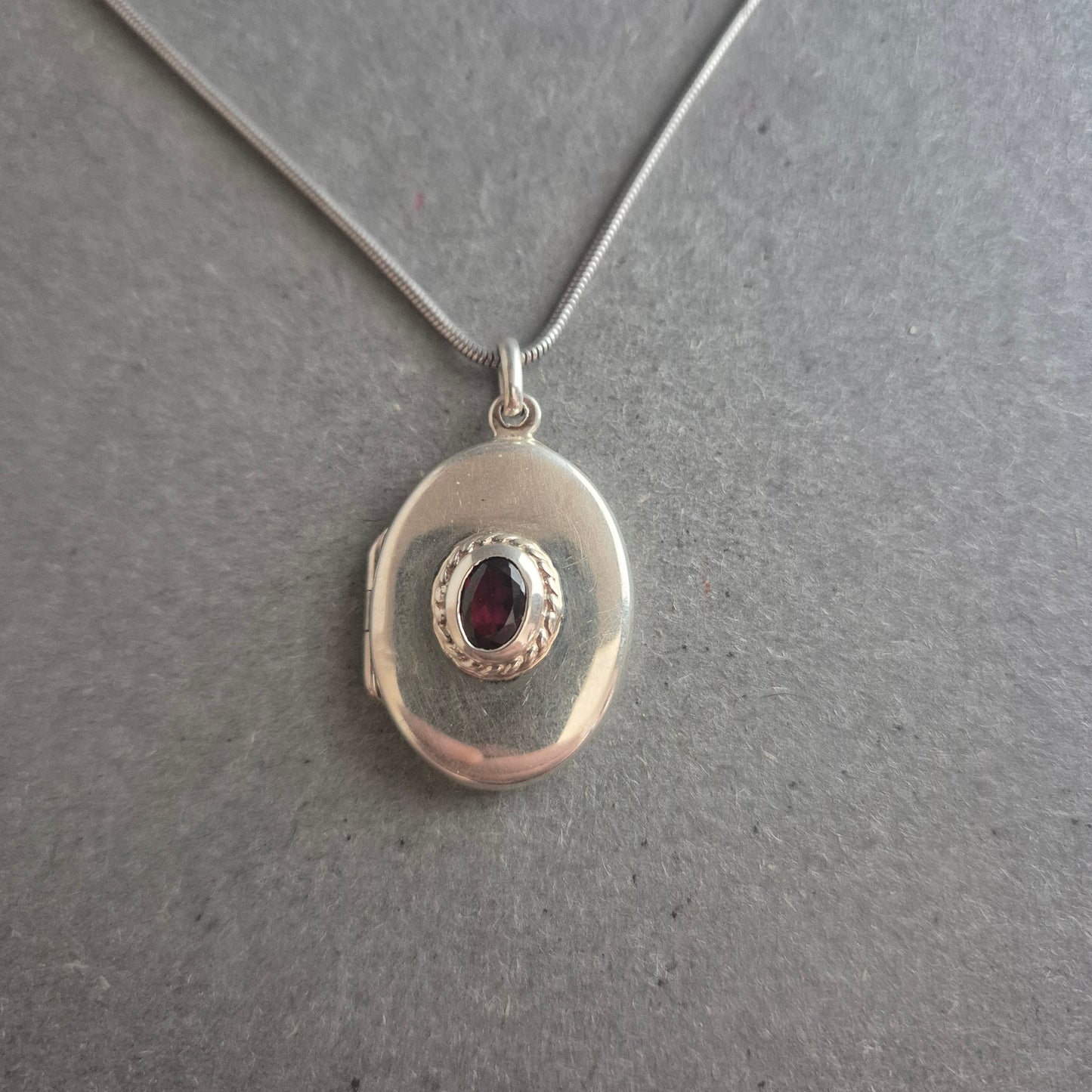 Eleganter Vintage-Anhänger mit Kette aus 925er Silber & rotem Stein