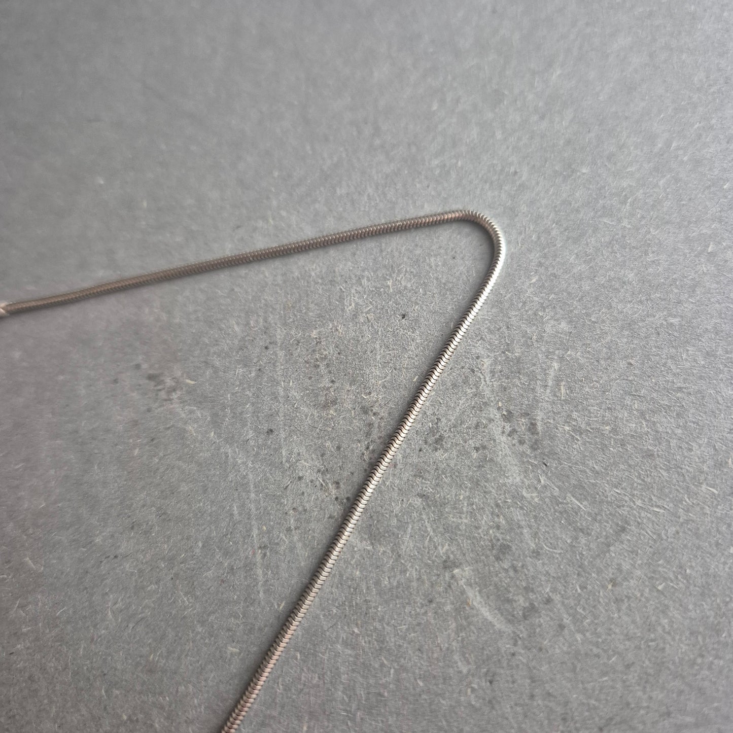 Eleganter Vintage-Anhänger mit Kette aus 925er Silber & rotem Stein