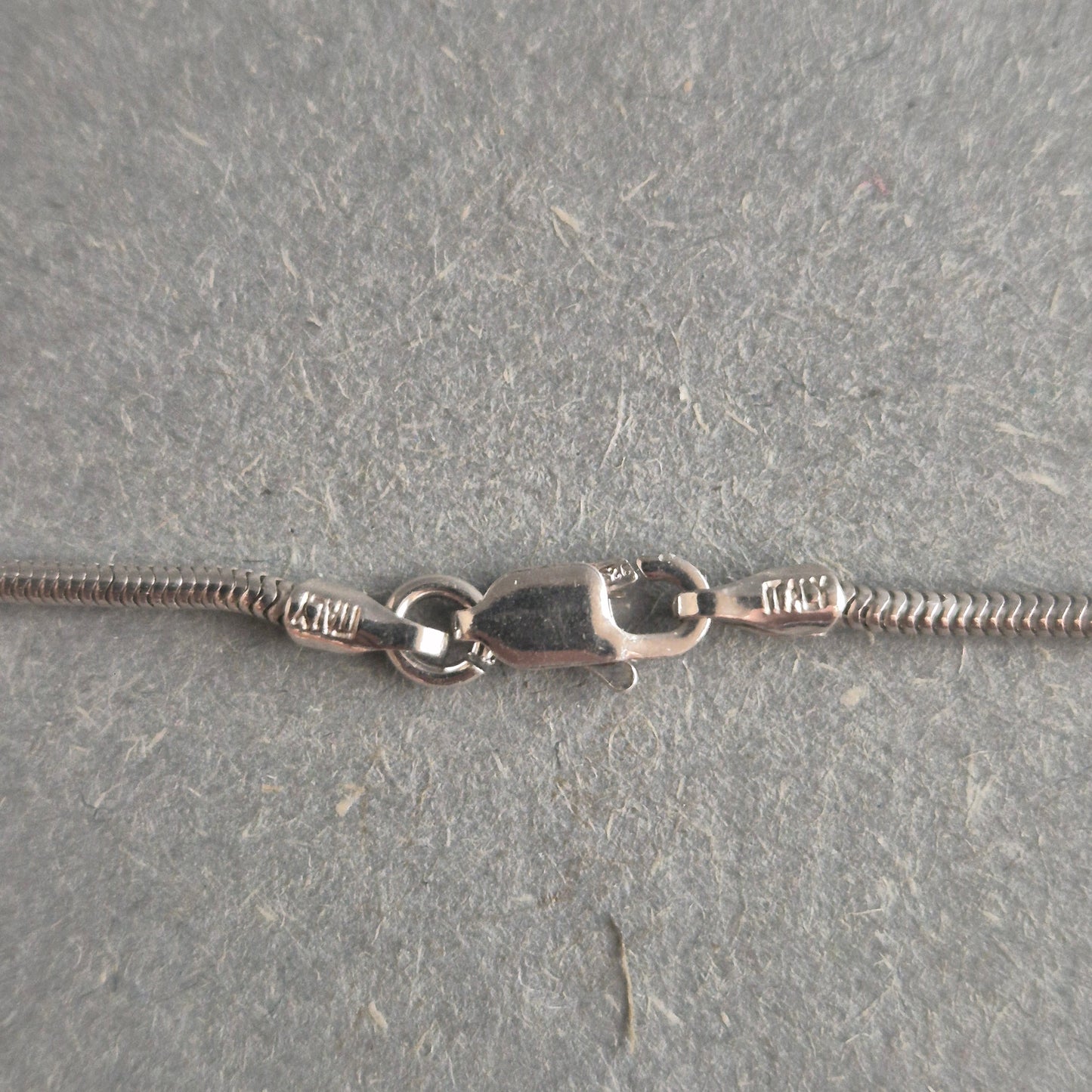 Eleganter Vintage-Anhänger mit Kette aus 925er Silber & rotem Stein