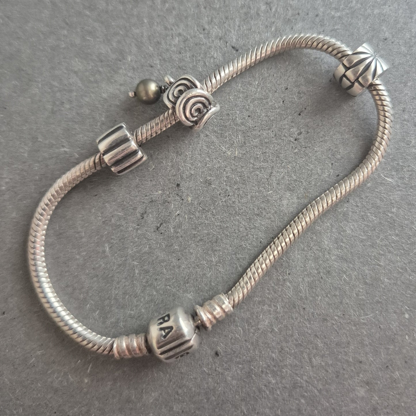 Charm-Armband von Pandora aus 925er Silber – Mit 4 Silber-Beads