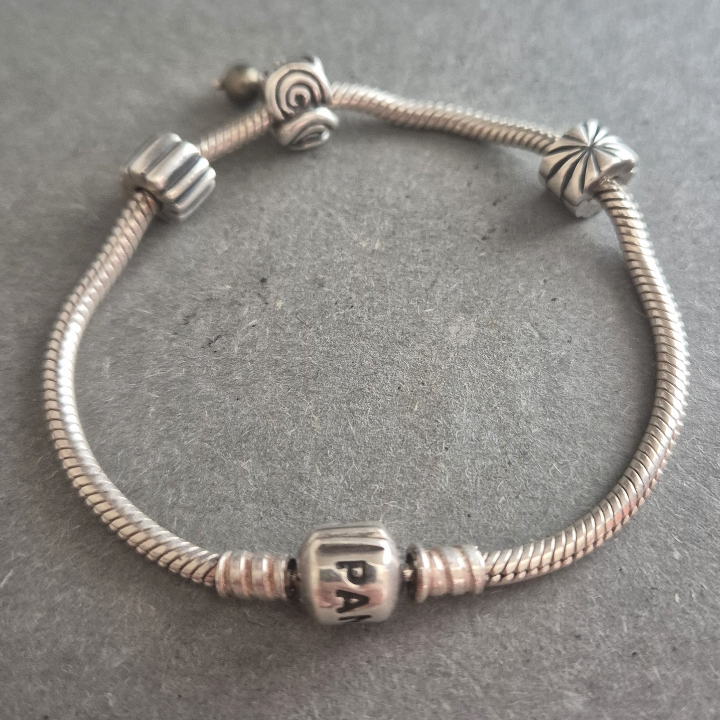 Charm-Armband von Pandora aus 925er Silber – Mit 4 Silber-Beads