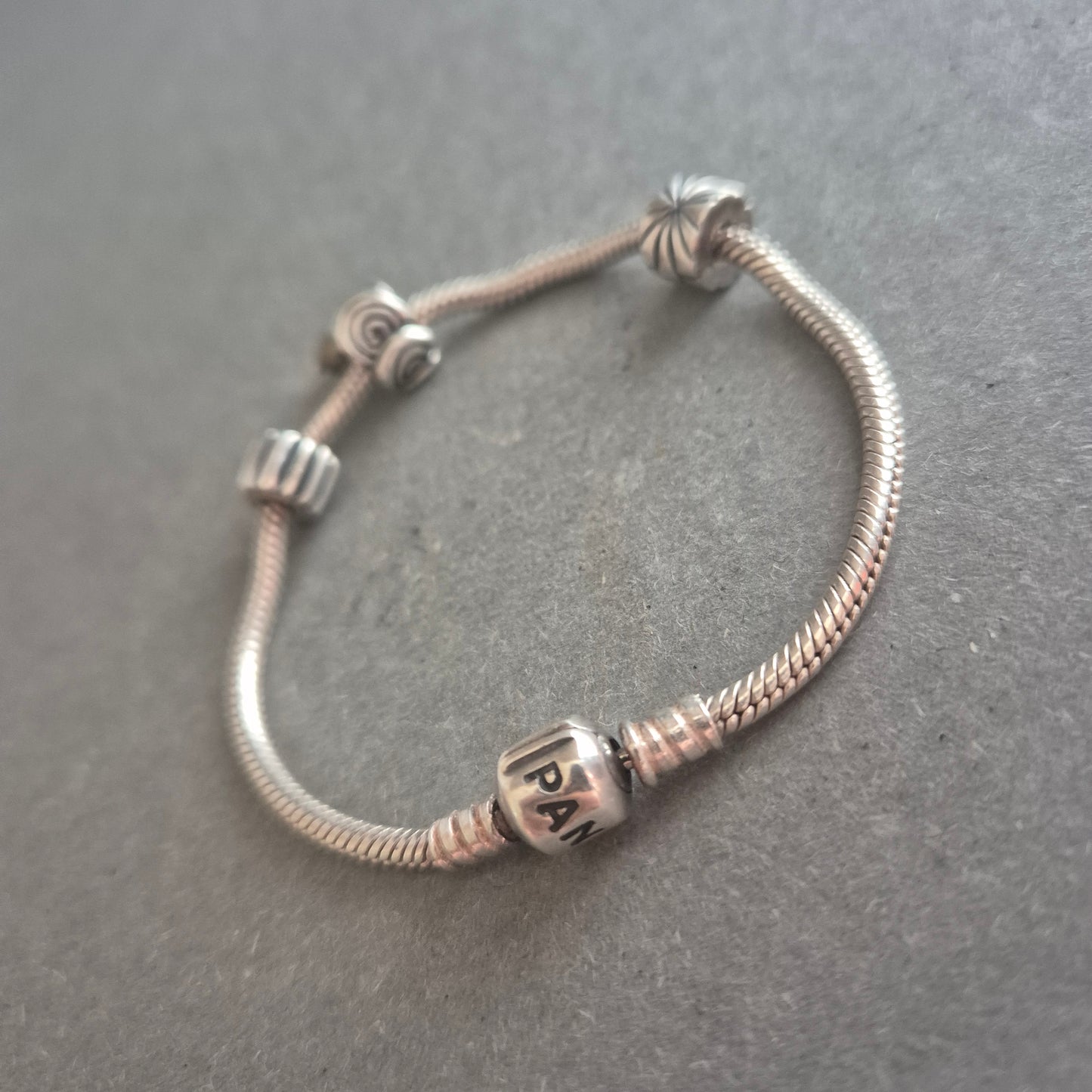 Charm-Armband von Pandora aus 925er Silber – Mit 4 Silber-Beads