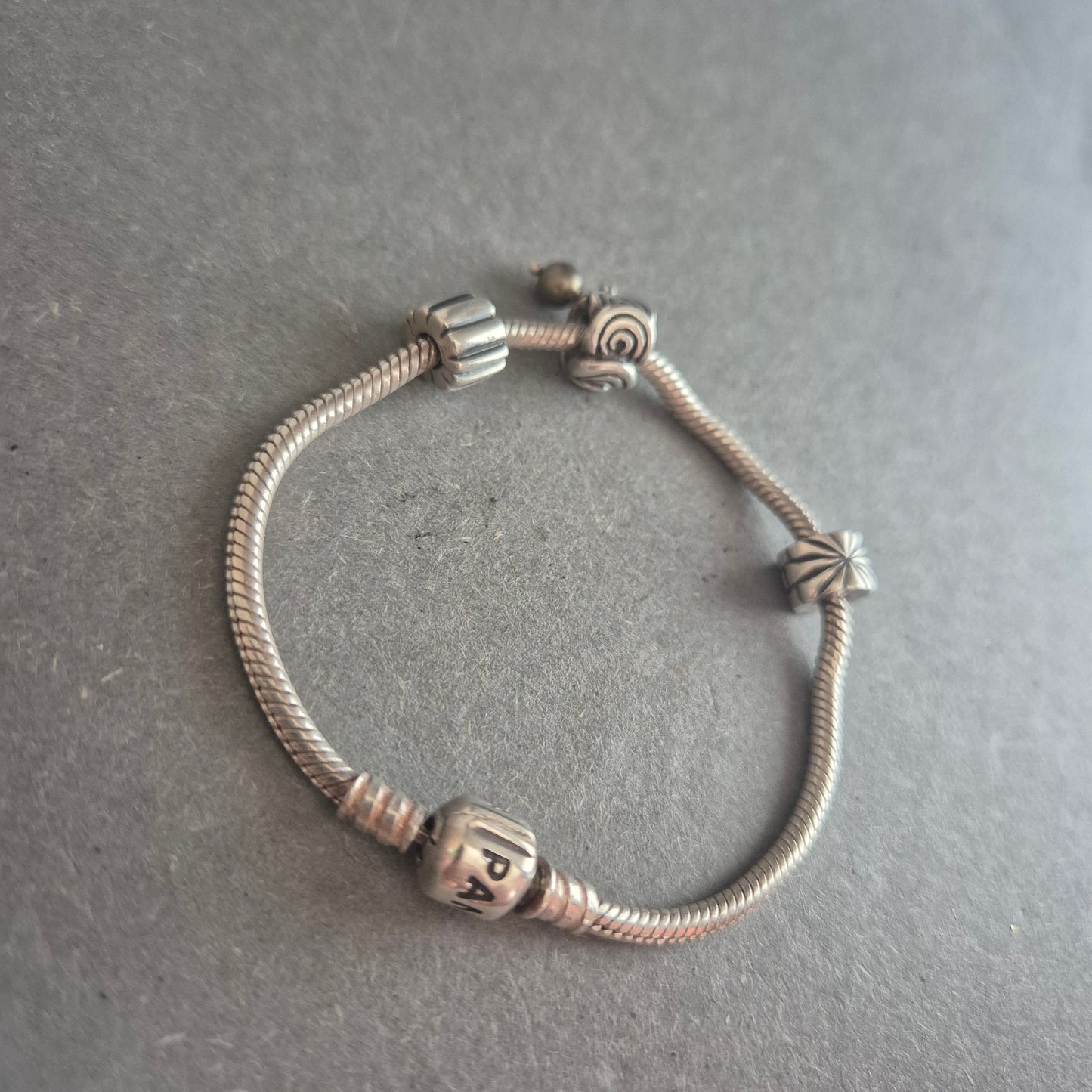 Charm-Armband von Pandora aus 925er Silber – Mit 4 Silber-Beads