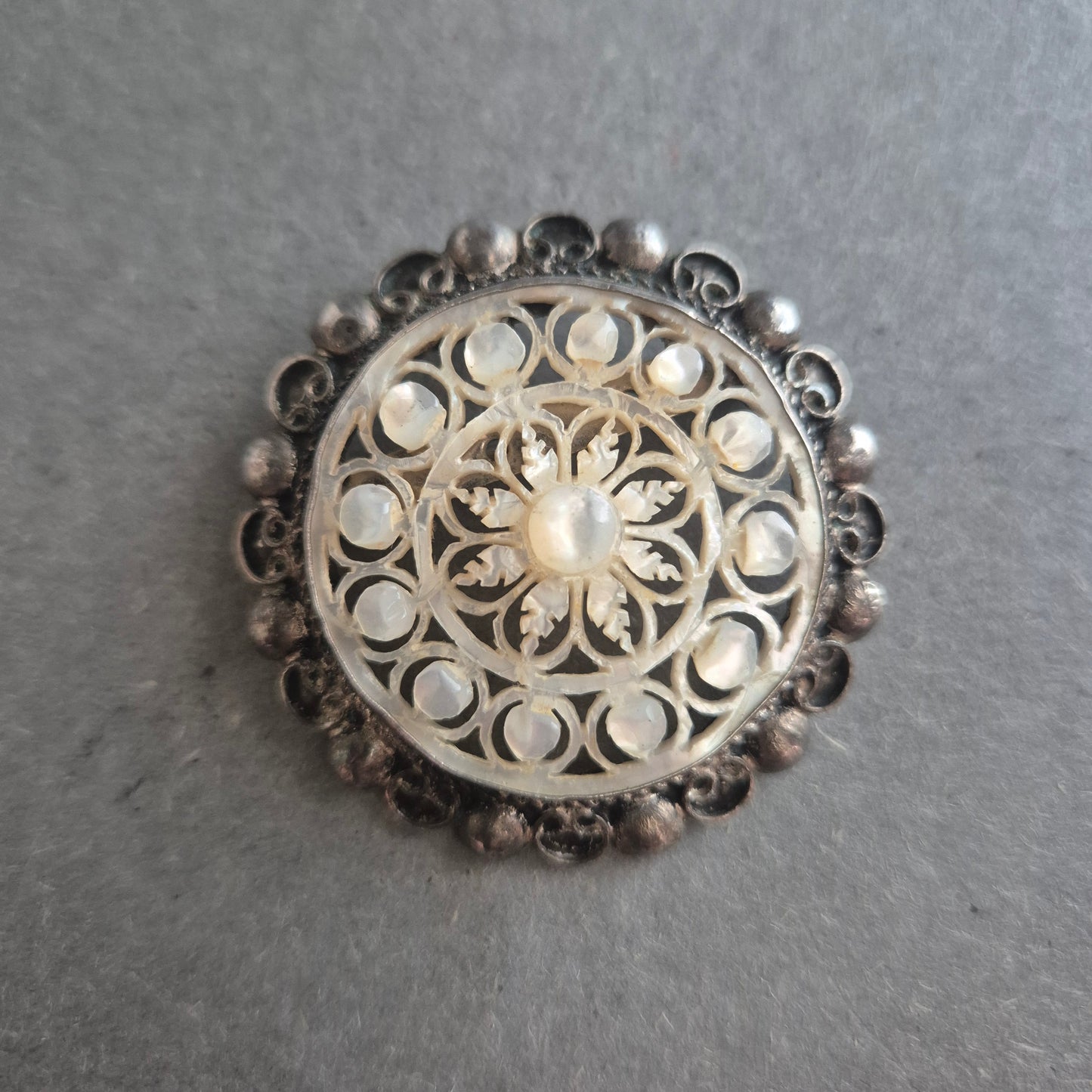 Filigrane Jerusalem-Brosche aus 925er Silber – Mit Perlmutteinlage