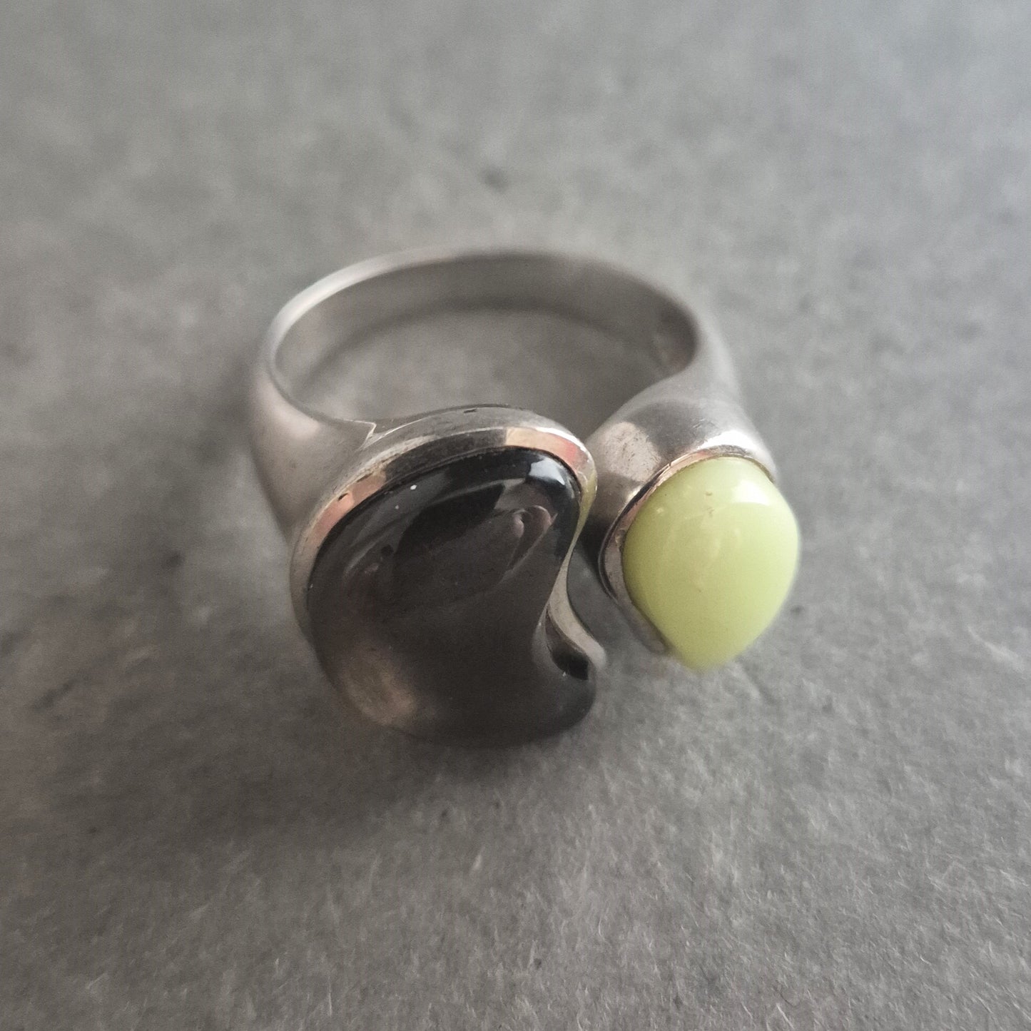 Moderner Silberring mit Yin-Yang Design – Zweifarbige Steine, 925er Silber