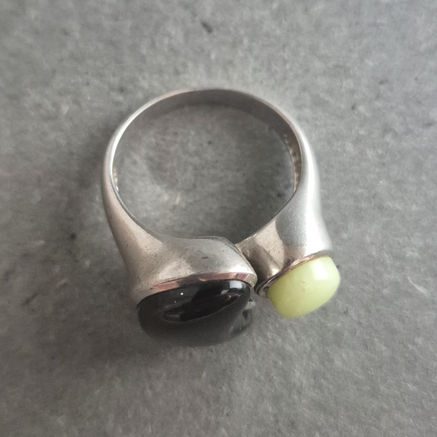 Moderner Silberring mit Yin-Yang Design – Zweifarbige Steine, 925er Silber