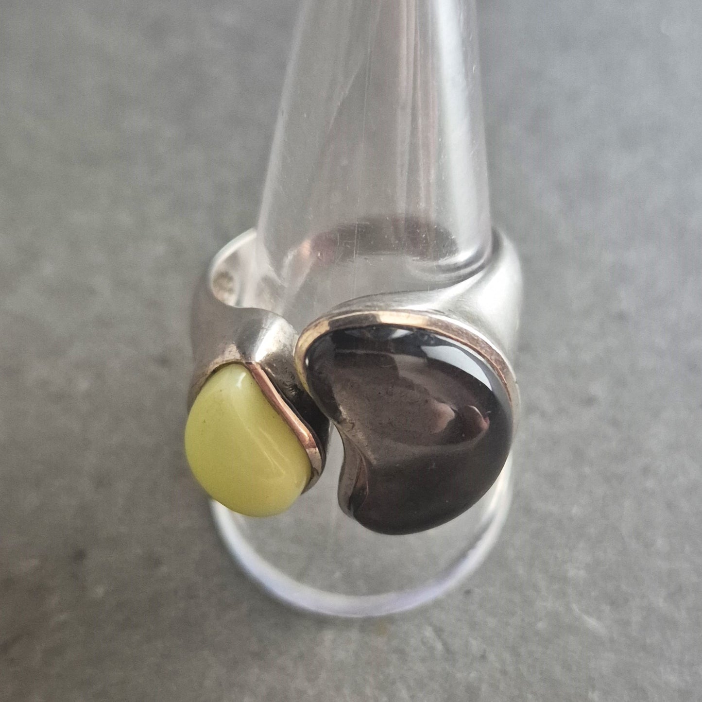 Moderner Silberring mit Yin-Yang Design – Zweifarbige Steine, 925er Silber