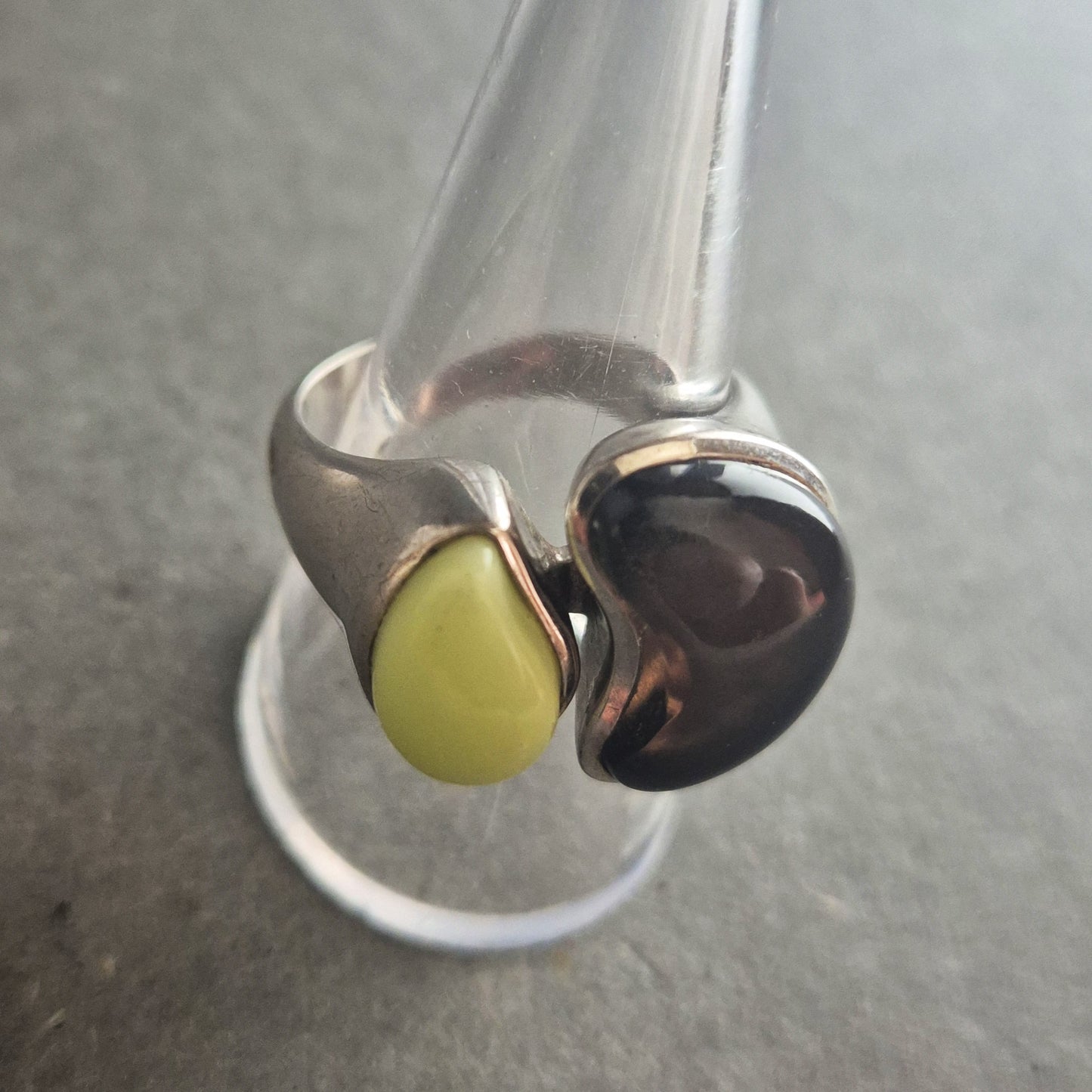 Moderner Silberring mit Yin-Yang Design – Zweifarbige Steine, 925er Silber