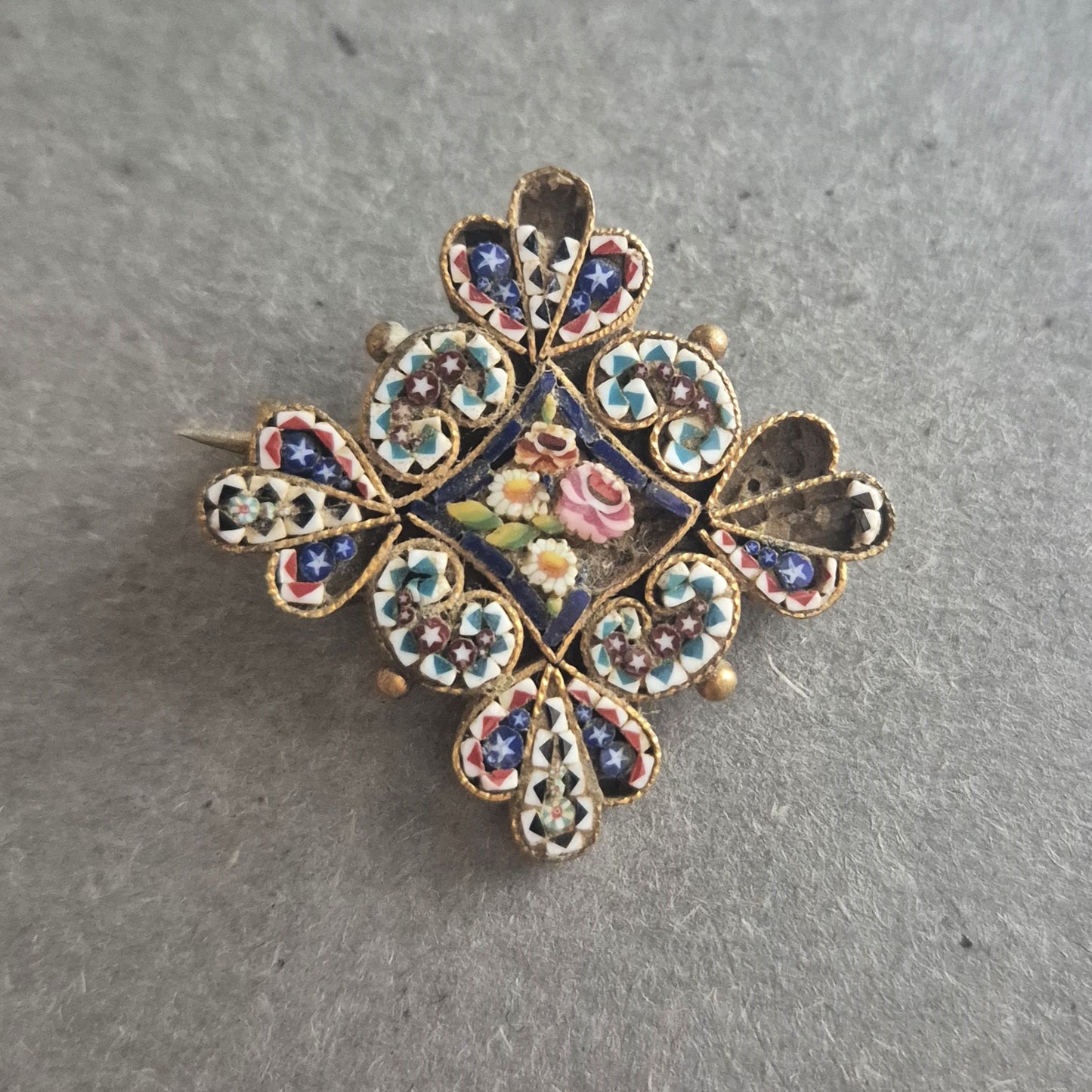 Antike Micro-Mosaik-Brosche mit floralem Motiv – Italienisches Design