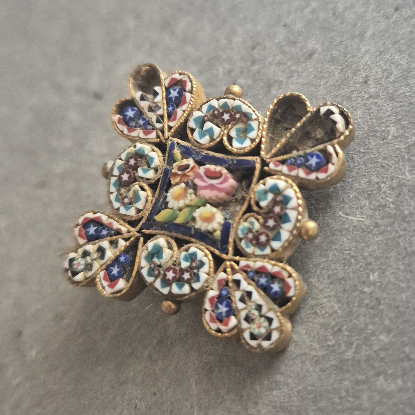 Antike Micro-Mosaik-Brosche mit floralem Motiv – Italienisches Design