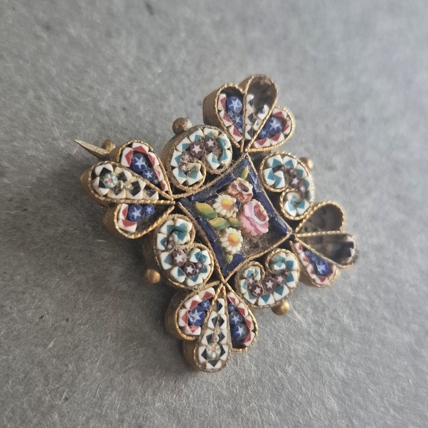 Antike Micro-Mosaik-Brosche mit floralem Motiv – Italienisches Design
