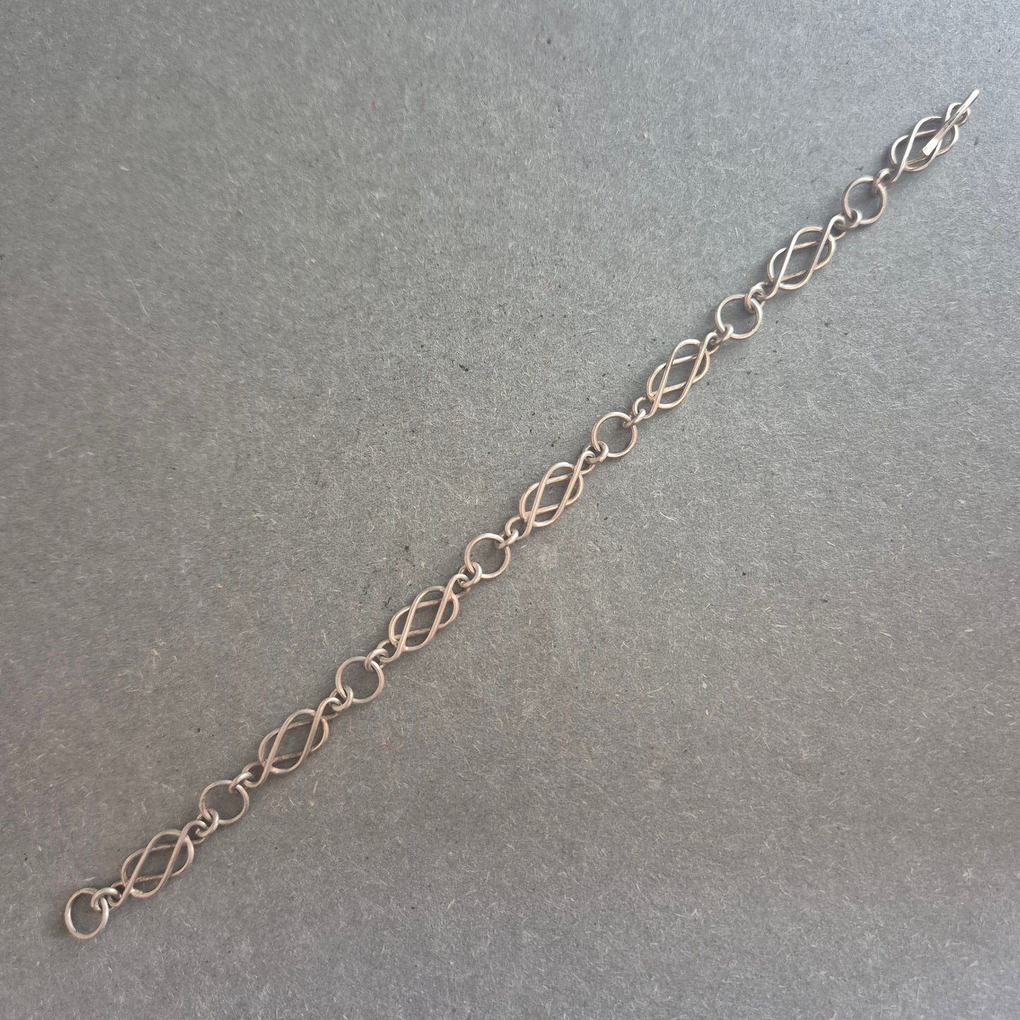 Zartes Armband aus 925er Silber – Handgearbeitet mit Infinity-Gliedern