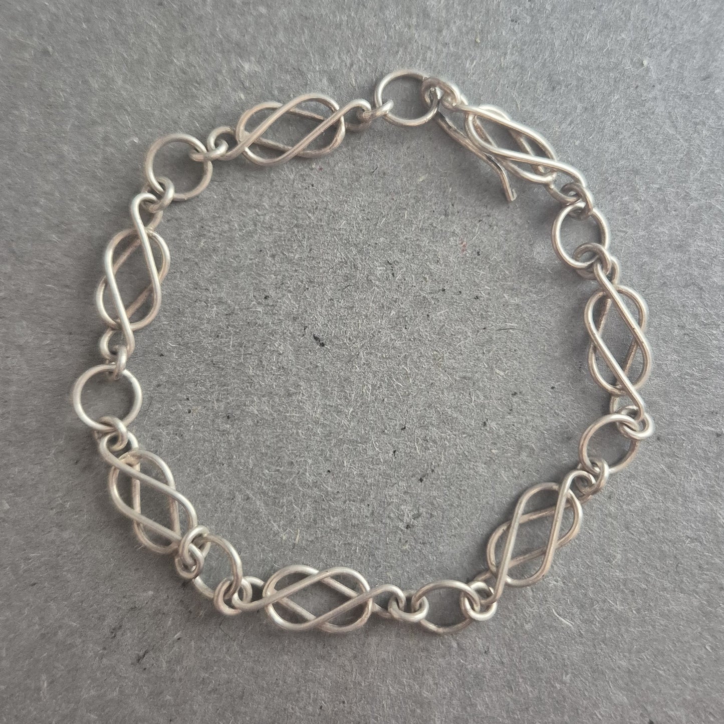 Zartes Armband aus 925er Silber – Handgearbeitet mit Infinity-Gliedern