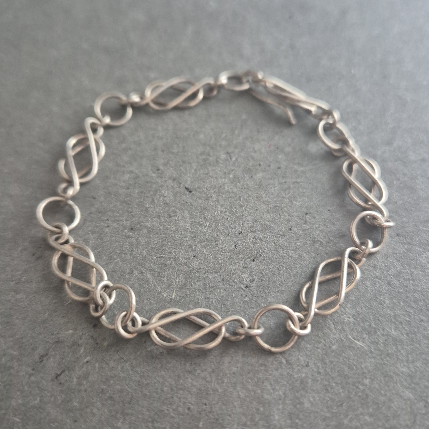 Zartes Armband aus 925er Silber – Handgearbeitet mit Infinity-Gliedern