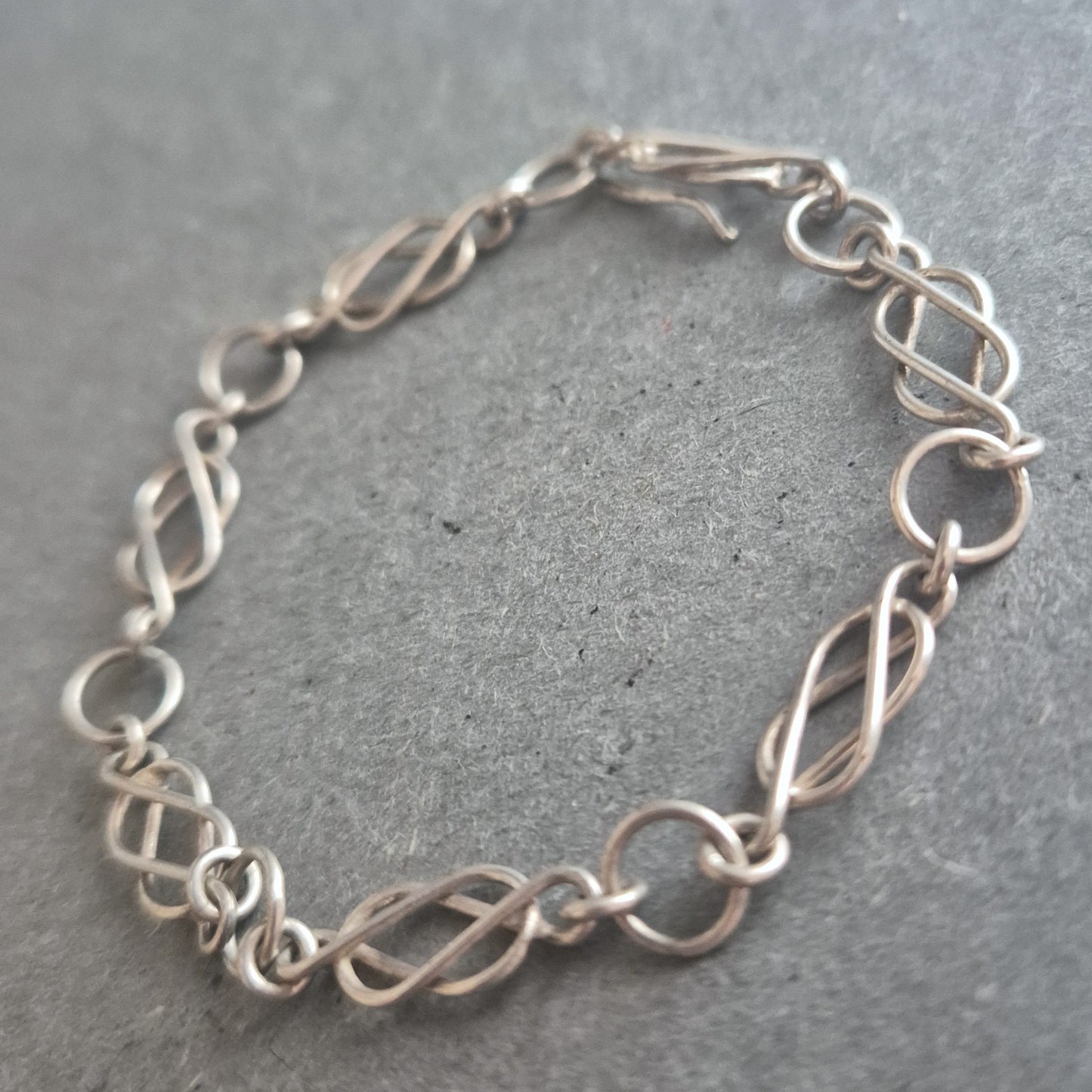 Zartes Armband aus 925er Silber – Handgearbeitet mit Infinity-Gliedern