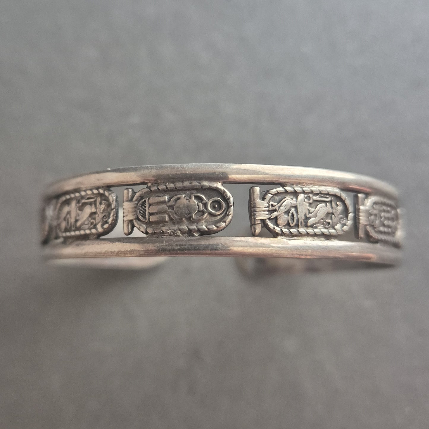 Silbernes Armspange mit ägyptischen Symbolen – Graviertes Vintage-Design