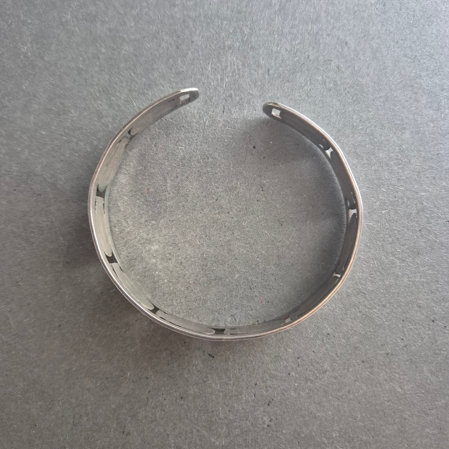 Silbernes Armspange mit ägyptischen Symbolen – Graviertes Vintage-Design