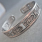 Silbernes Armspange mit ägyptischen Symbolen – Graviertes Vintage-Design