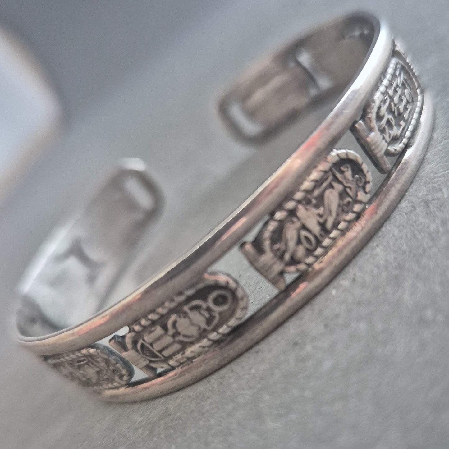 Silbernes Armspange mit ägyptischen Symbolen – Graviertes Vintage-Design