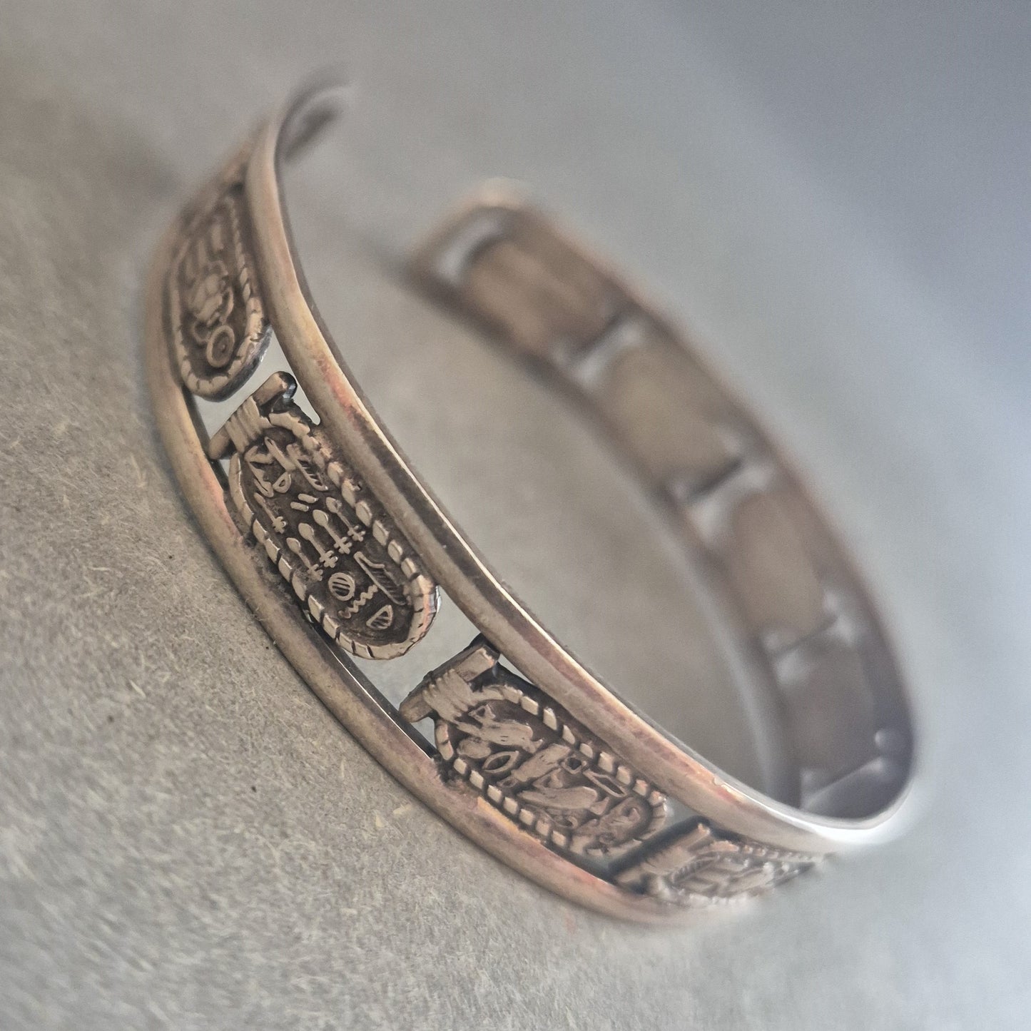 Silbernes Armspange mit ägyptischen Symbolen – Graviertes Vintage-Design