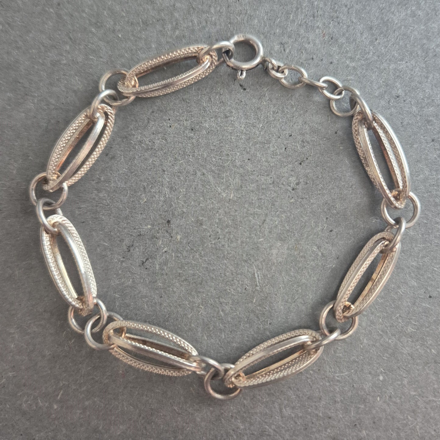 Feines Armband aus 835er Silber – Hohlglieder im klassischen Vintage-Stil