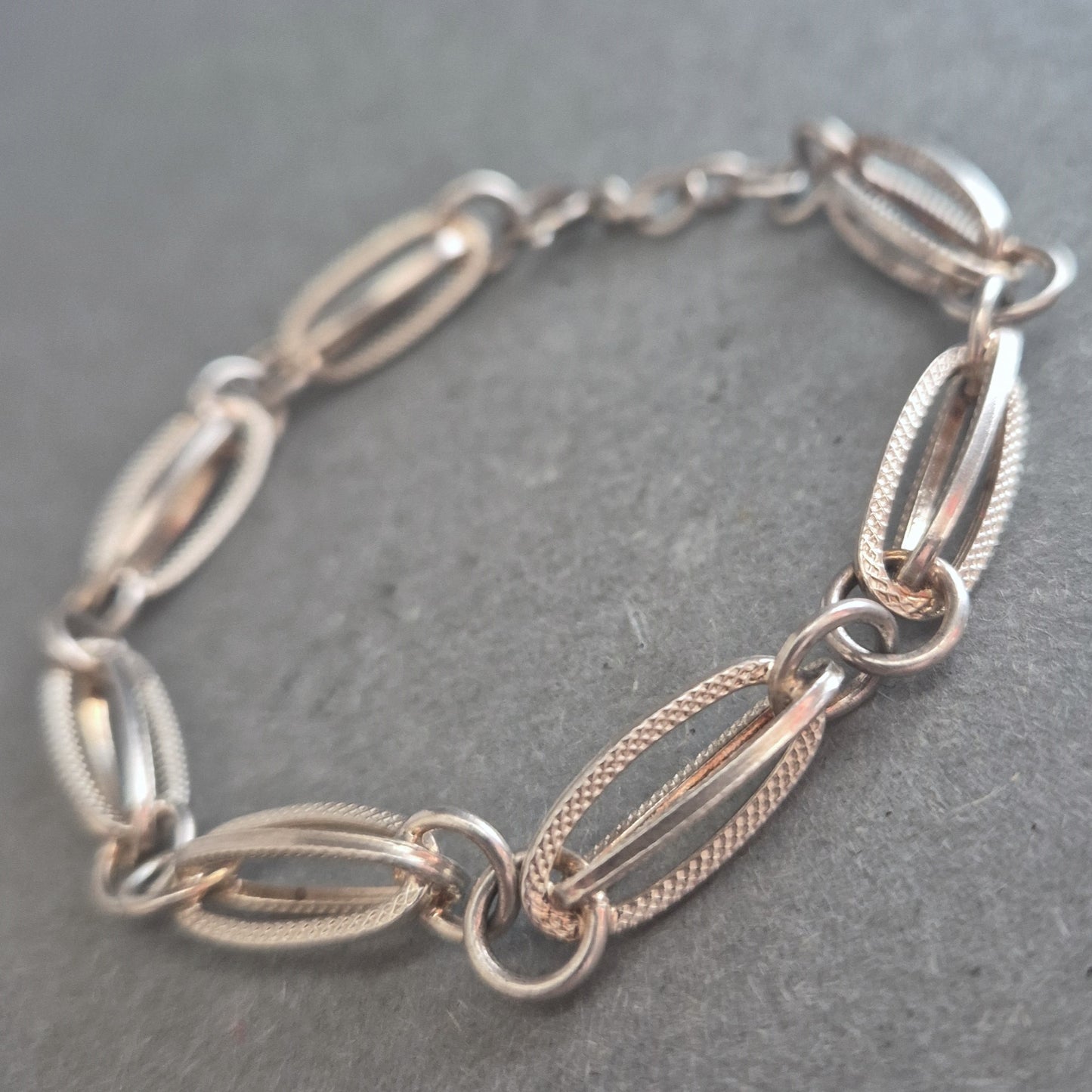 Feines Armband aus 835er Silber – Hohlglieder im klassischen Vintage-Stil