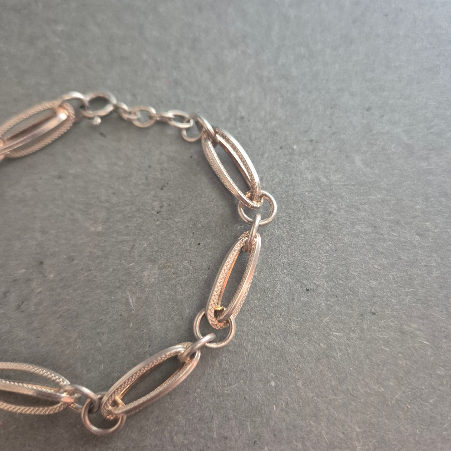 Feines Armband aus 835er Silber – Hohlglieder im klassischen Vintage-Stil