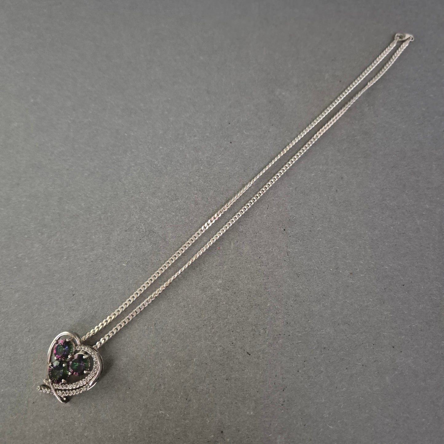 Elegante 925er Silberkette mit Herzanhänger und violetten Kristallen