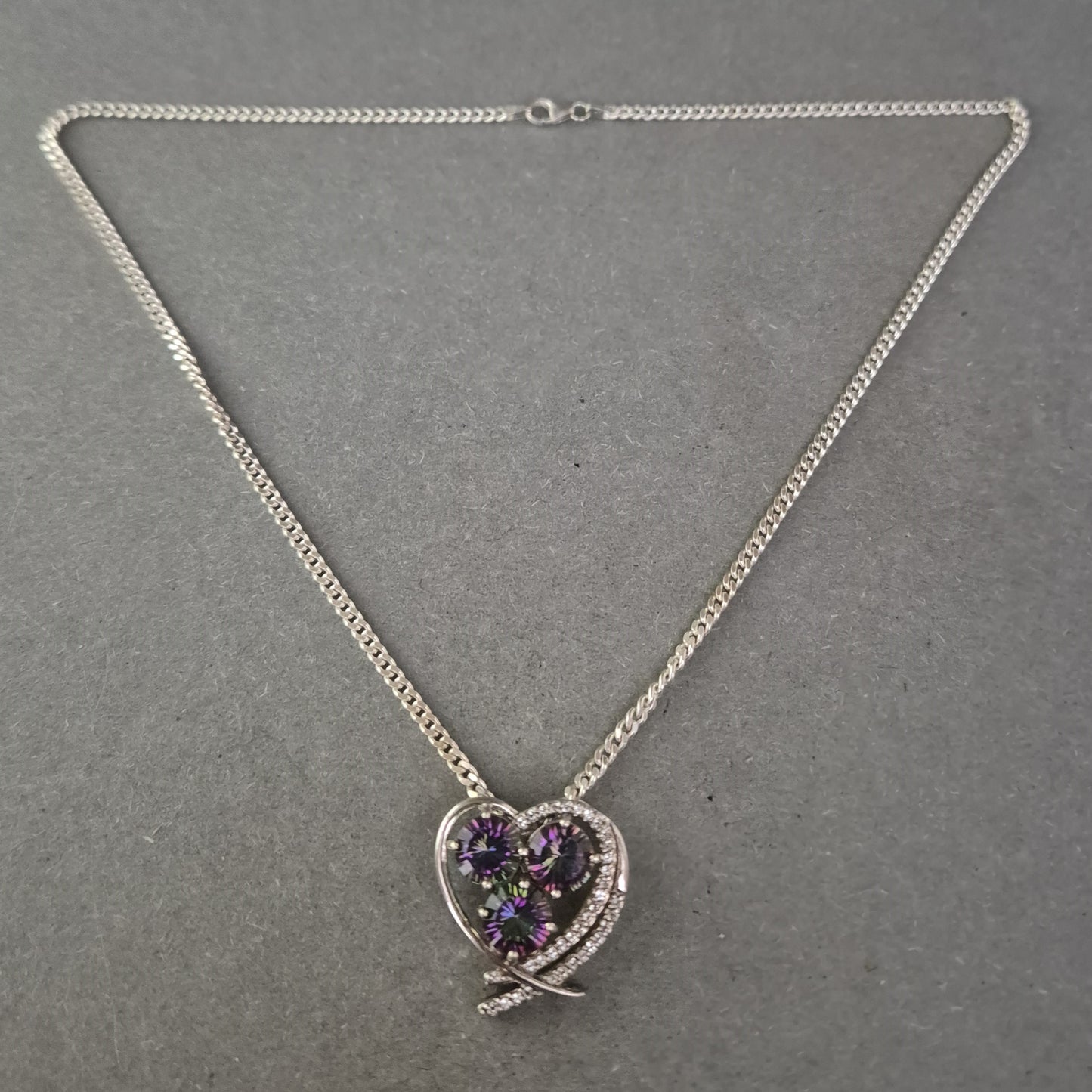 Elegante 925er Silberkette mit Herzanhänger und violetten Kristallen