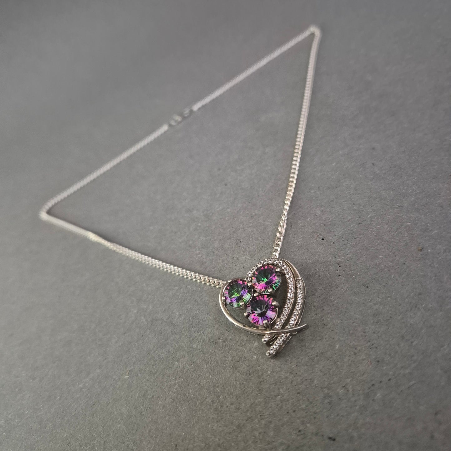 Elegante 925er Silberkette mit Herzanhänger und violetten Kristallen