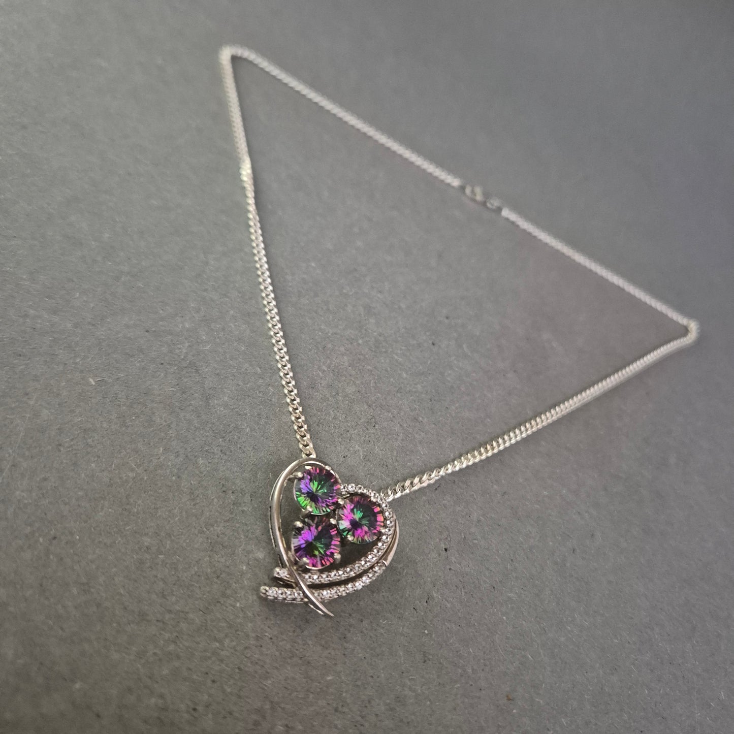 Elegante 925er Silberkette mit Herzanhänger und violetten Kristallen