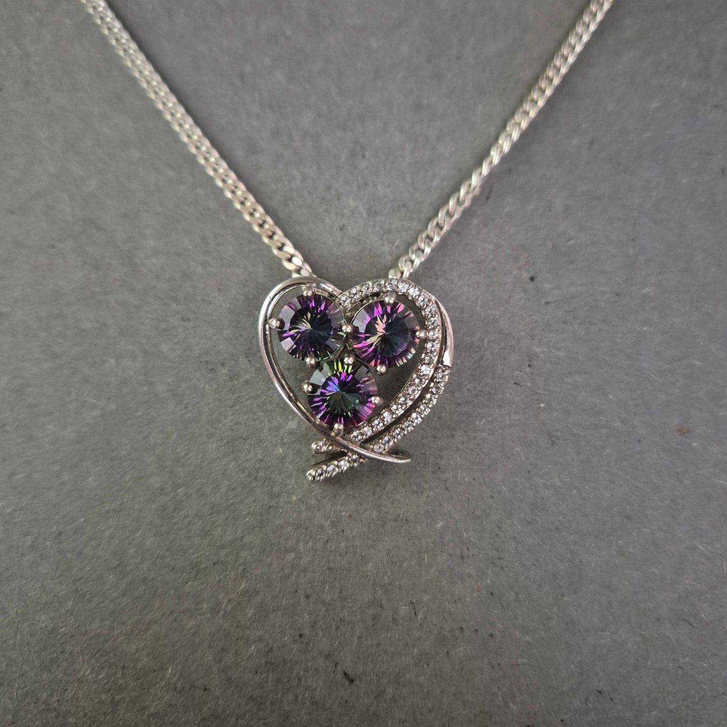 Elegante 925er Silberkette mit Herzanhänger und violetten Kristallen