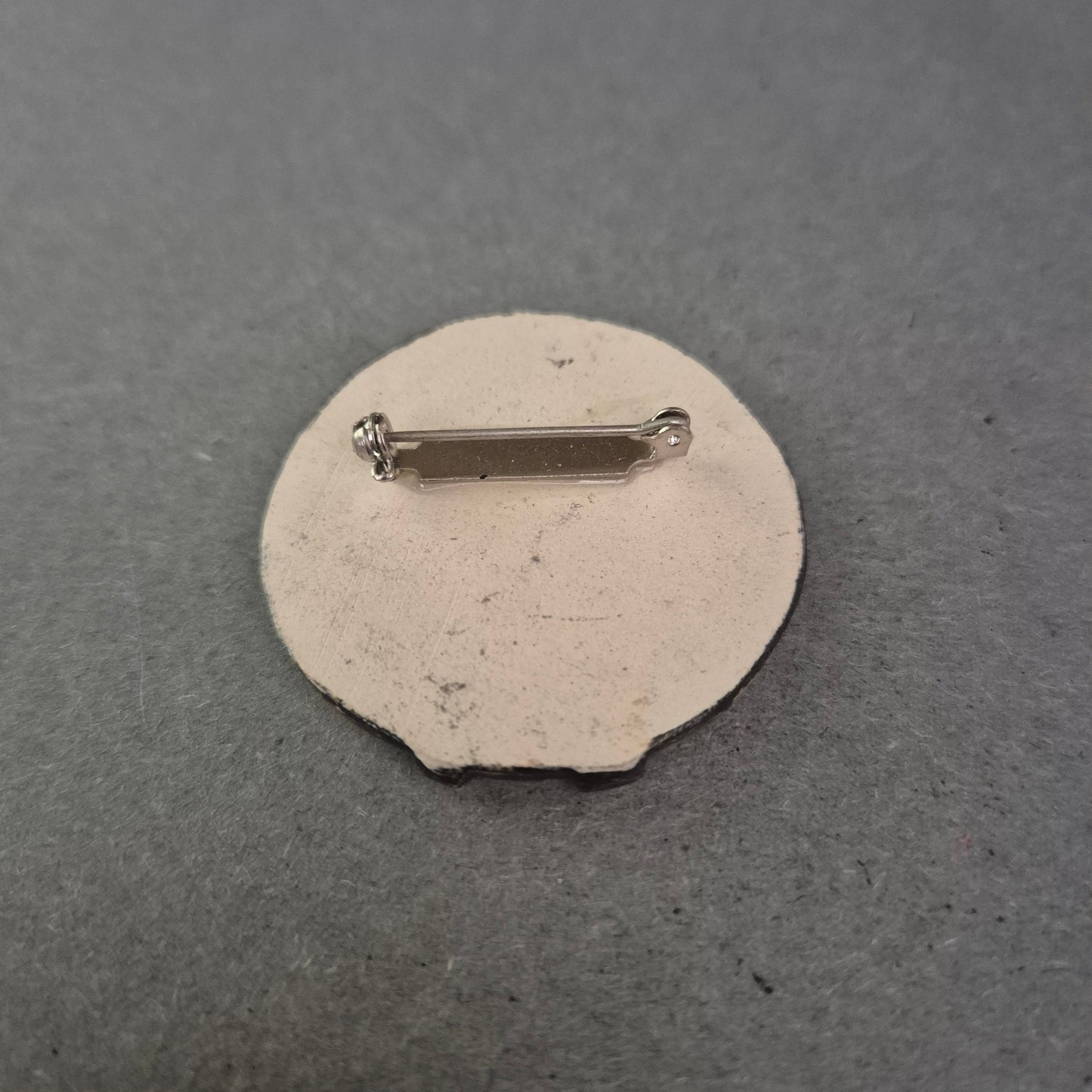 Vintage Brosche mit Blütendesign – Handgefertigte Emaillearbeit