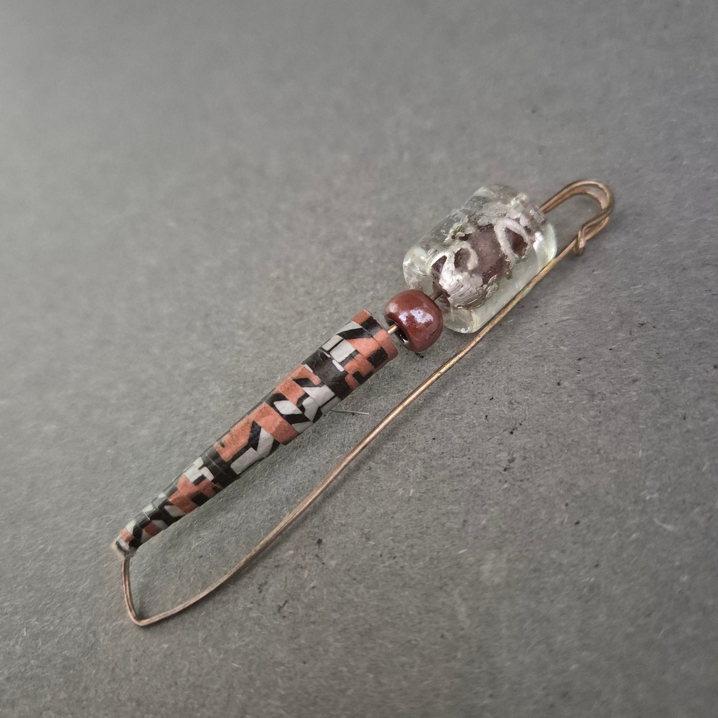 Ethno-Sicherheitsnadelbrosche mit Perlen – Tribal-inspirierter Look