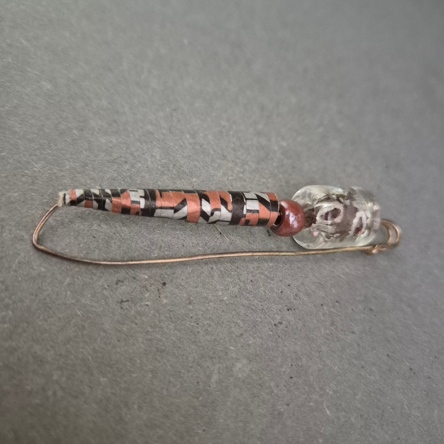 Ethno-Sicherheitsnadelbrosche mit Perlen – Tribal-inspirierter Look