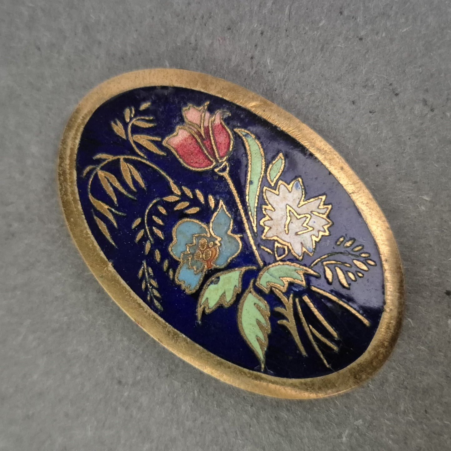 Orientalische Emaille-Brosche mit Blumenmotiv – Goldfarbener Rahmen