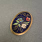 Orientalische Emaille-Brosche mit Blumenmotiv – Goldfarbener Rahmen