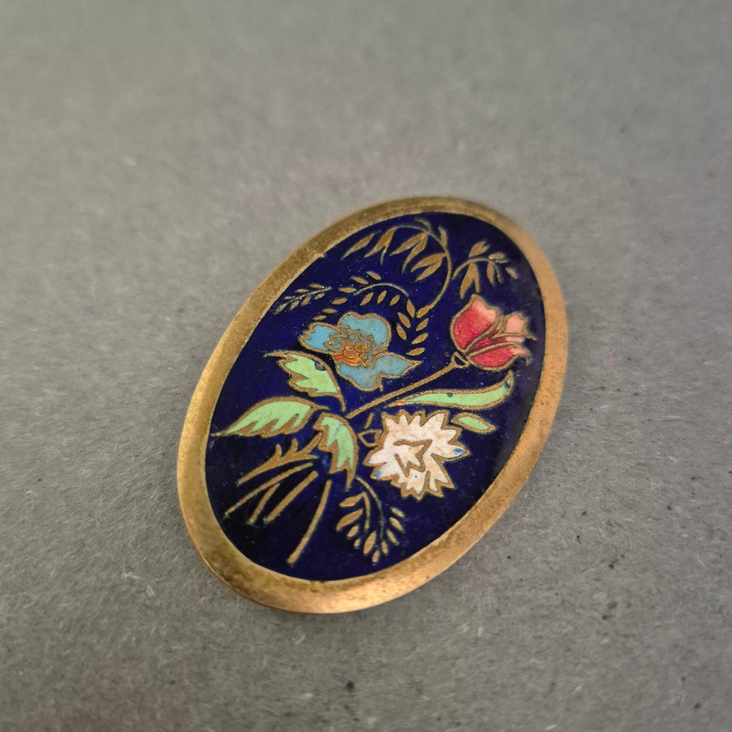 Orientalische Emaille-Brosche mit Blumenmotiv – Goldfarbener Rahmen