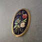 Orientalische Emaille-Brosche mit Blumenmotiv – Goldfarbener Rahmen