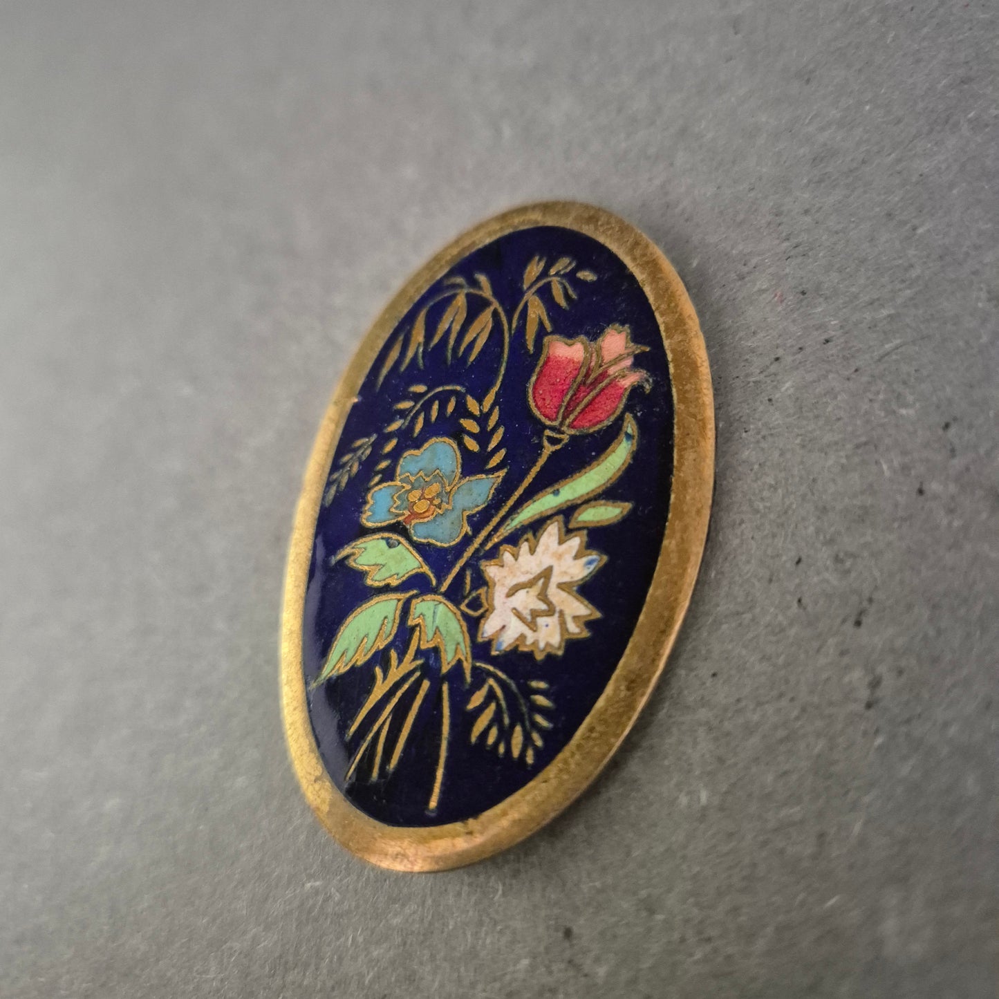 Orientalische Emaille-Brosche mit Blumenmotiv – Goldfarbener Rahmen